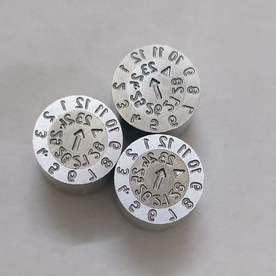 DME-Standard-Datumstempel. Ersetzbare Schimmel-Datumsanzeigen und markierte Pins.