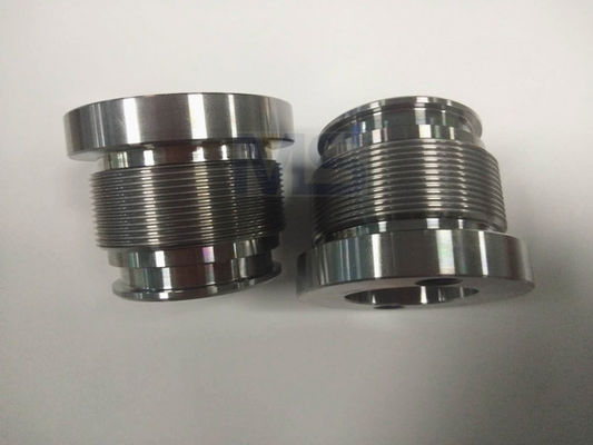 Hochpräzise Spritzgussteile. Polierte Oberfläche und Gewindeteile.