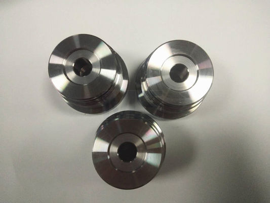 Hochpräzise Spritzgussteile. Polierte Oberfläche und Gewindeteile.